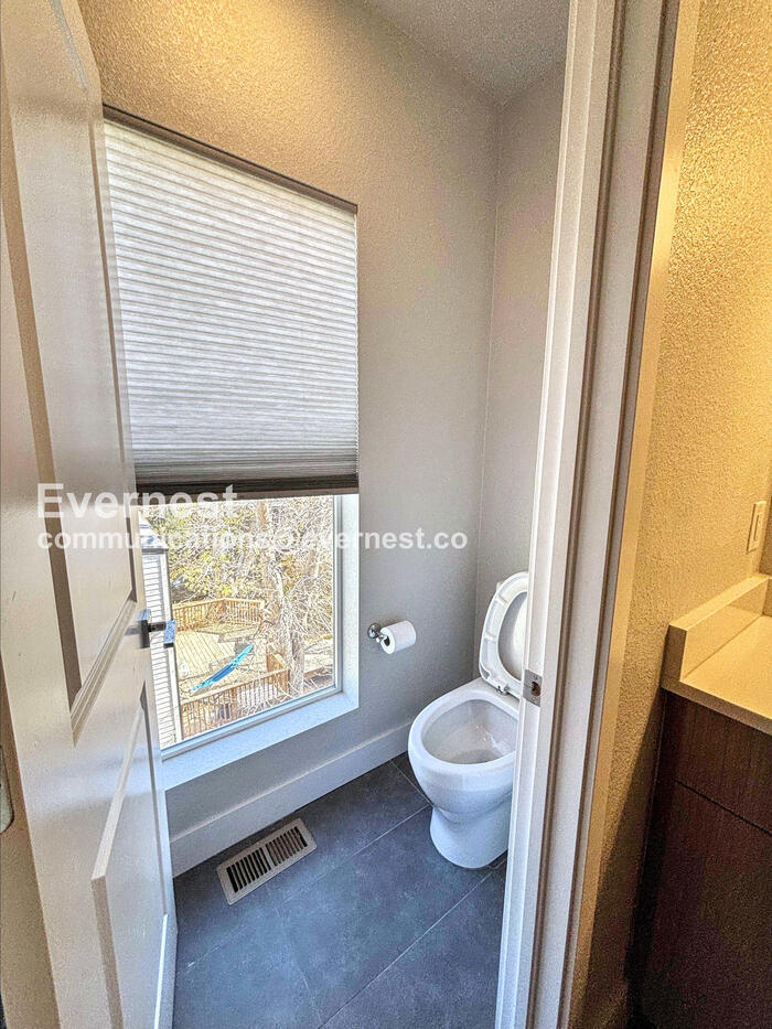 Building Photo - 8130 W 10th Ave