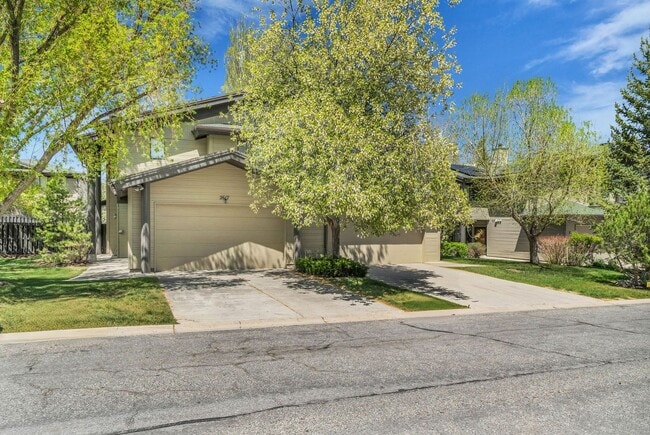 Building Photo - Cottage Loop Townhome