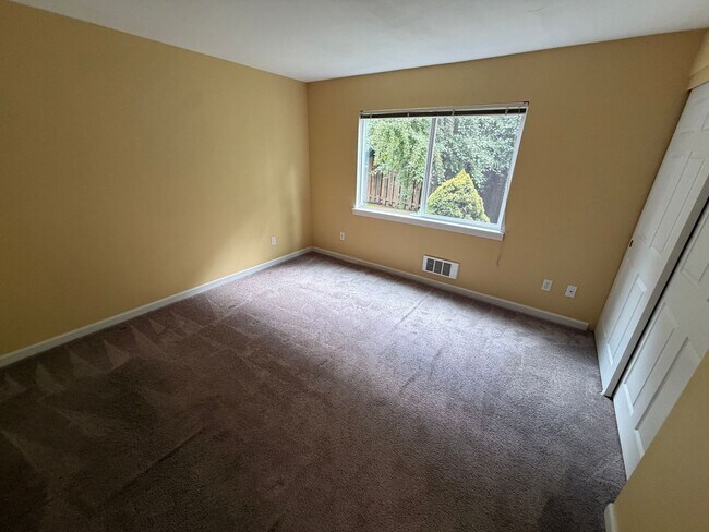 Building Photo - Charming Condo Located in the Highly Desirable Mountain Park Neighborhood of Lake Oswego.
