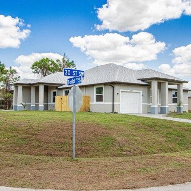 Building Photo - Huge Corner Duplex-3/2/1