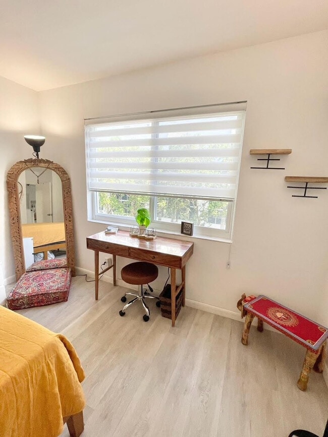 Building Photo - 3000 Riomar St