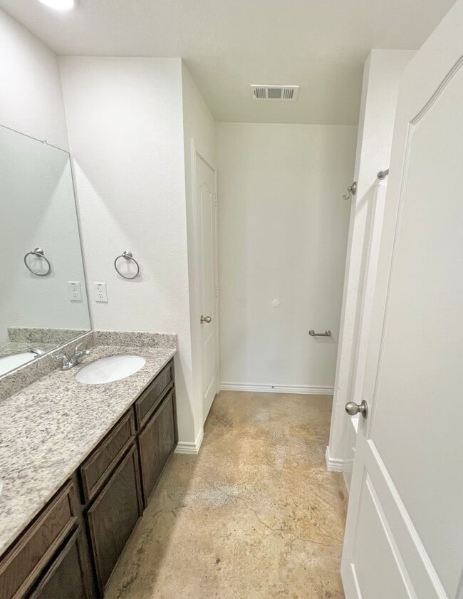 Building Photo - Cute Duplex On Amelia Earhart!