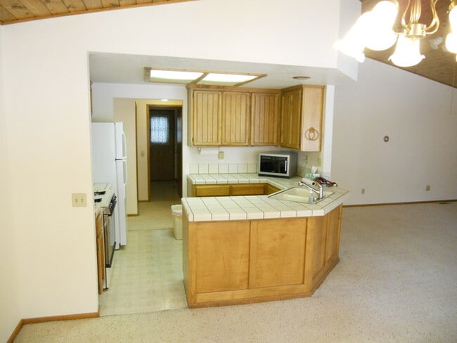 Building Photo - Charming 3-Bed, 2-Bath Home with 2-Car Gar...