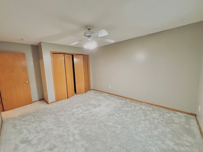 Building Photo - Gorgeous 3 Bedroom 4 Bath End Unit in Eagan