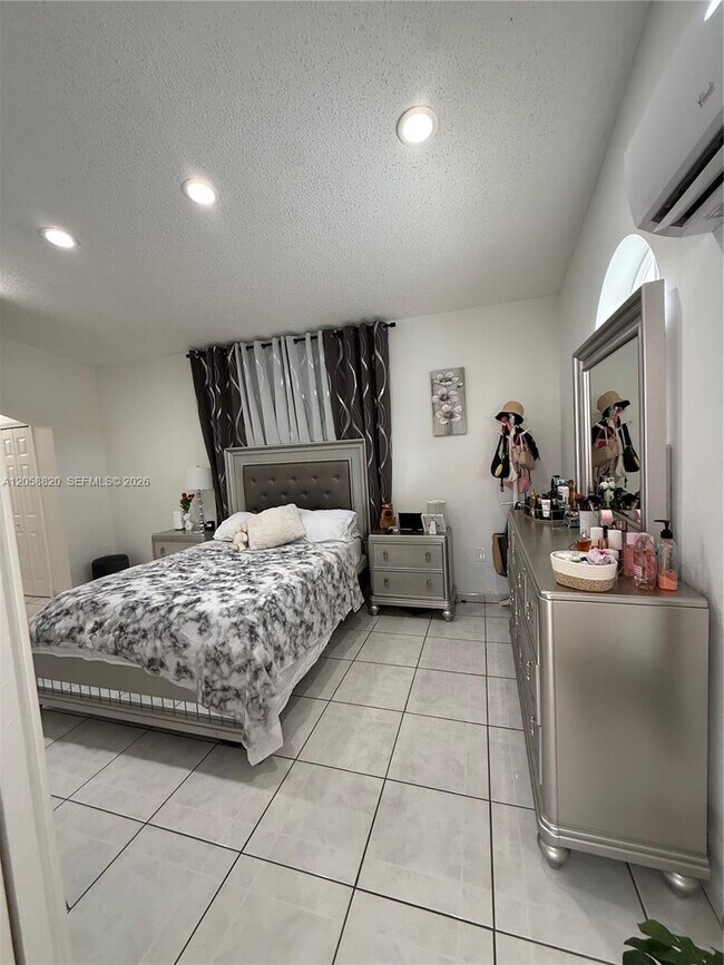 Building Photo - 9940 SW 146th Ct