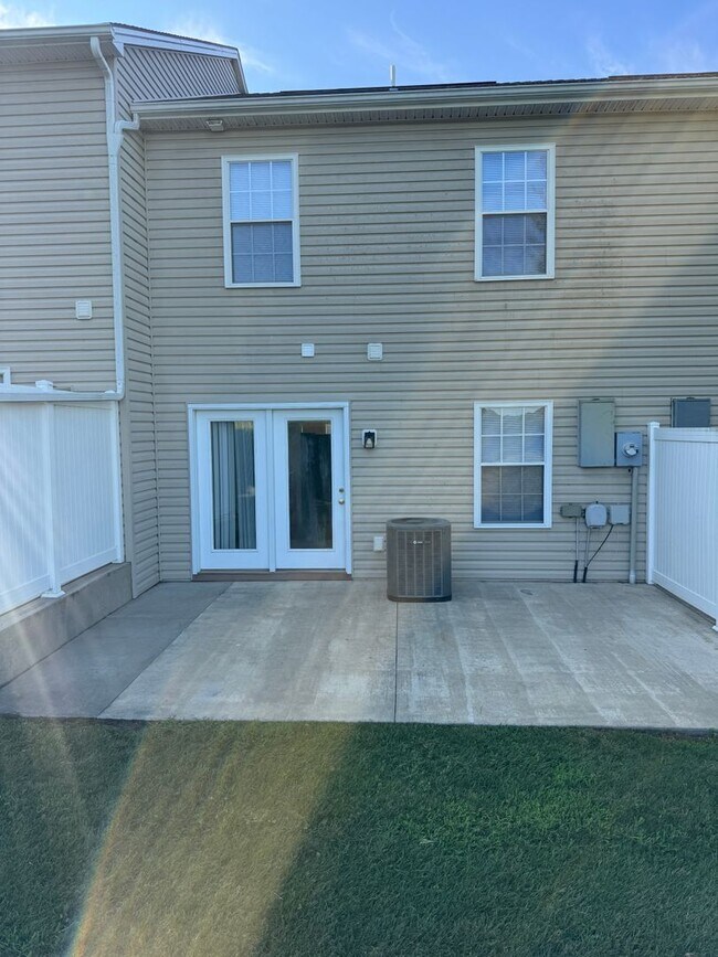 Building Photo - Spacious Townhouse in Bridgewater