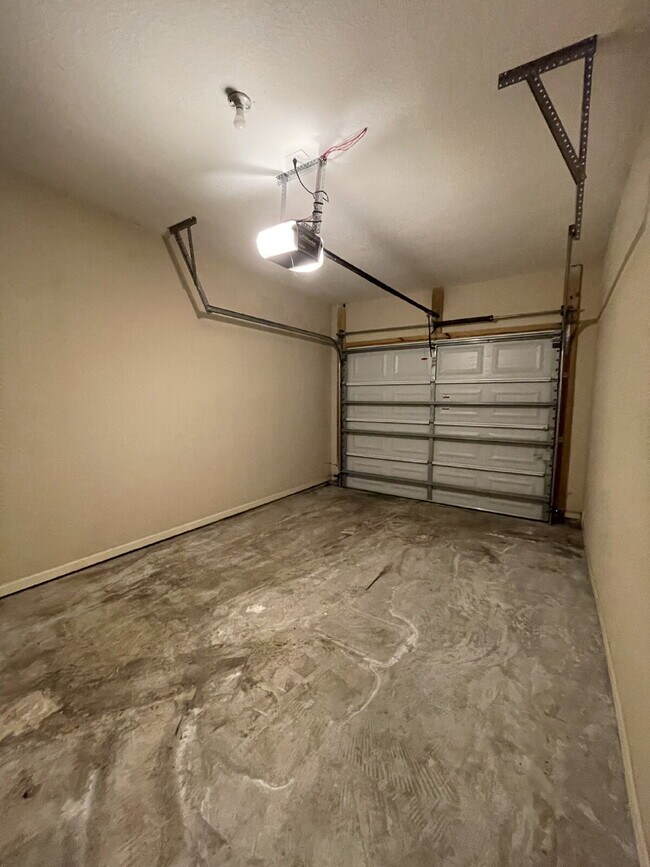 Building Photo - Luxurious 3-Bedroom Condo in Panama City, FL with Spacious Layout and Modern Amenities!