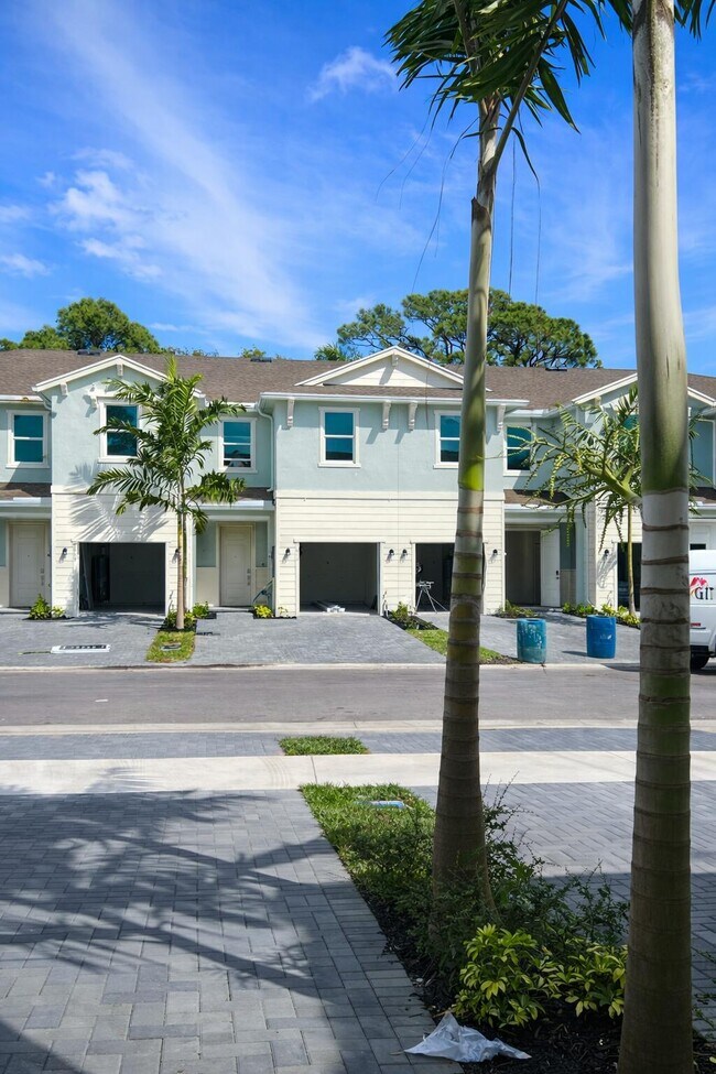 Building Photo - 4616 Hollister Ave