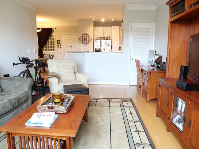 Living room looking towards kitchen - 10 Perimeter Summit Blvd NE
