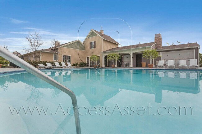 Building Photo - Beautiful 3 Bed/3.5 Bath Condo In Tustin!