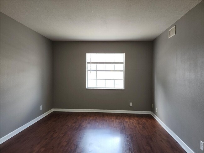 Building Photo - 475 St