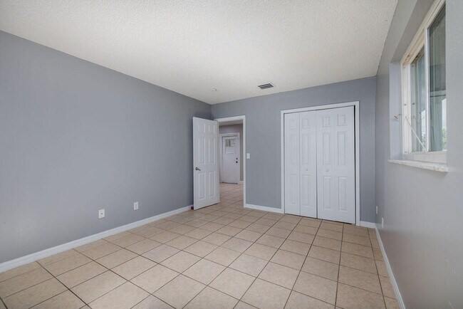 Building Photo - 917 SE Nassau Ave