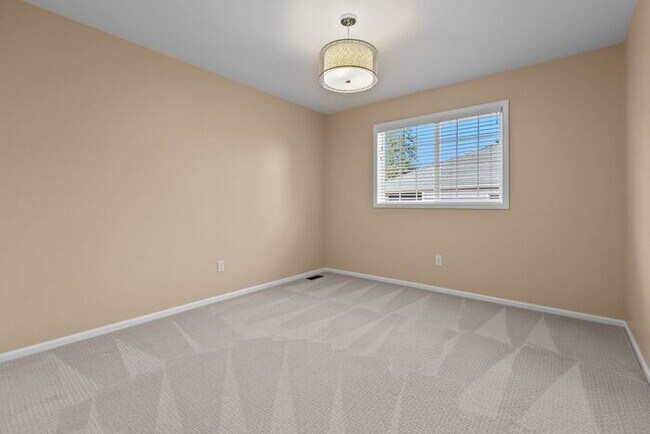 Building Photo - Air Conditioned Newcastle Beauty in Covete...