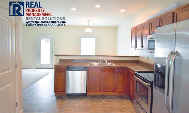 Building Photo - LARGE 2bd 2.5ba townhome, 2 car carport, washer/dryer included!