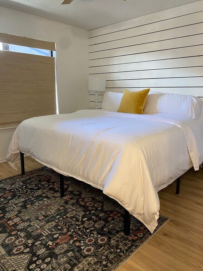 Building Photo - Furnished 2/2.5 Condo Blocks from Baylor Campus!