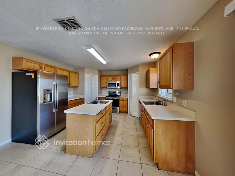 Building Photo - 833 Sun Ridge Village Dr