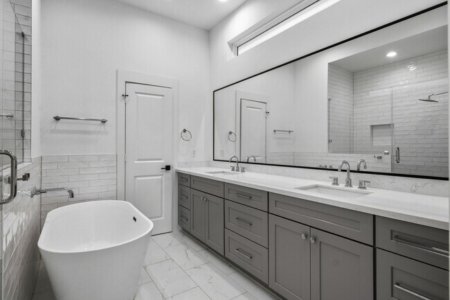 Building Photo - 2806 Versailles Oak Ln