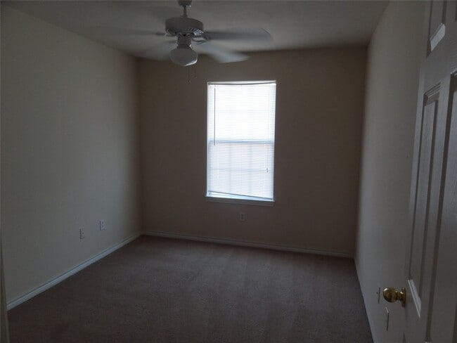 Building Photo - 1550 Village Way Dr