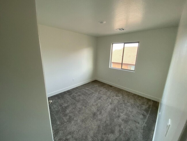 Building Photo - Modern Comfort Awaits – 4 Bed, 2.5 Bath To...