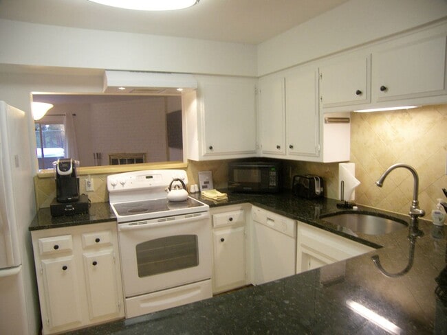Building Photo - 3 Bedroom - Central Incline!