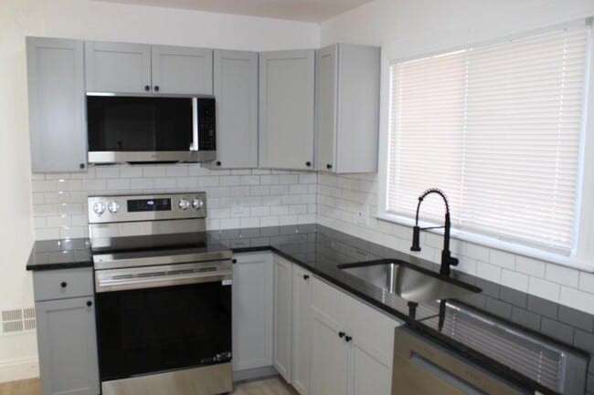 Building Photo - 3910 NE Vivion Rd