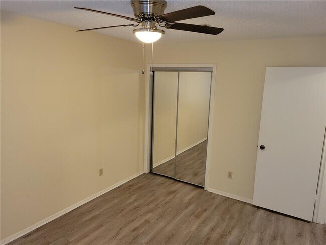 Building Photo - 1015 E Yager Ln