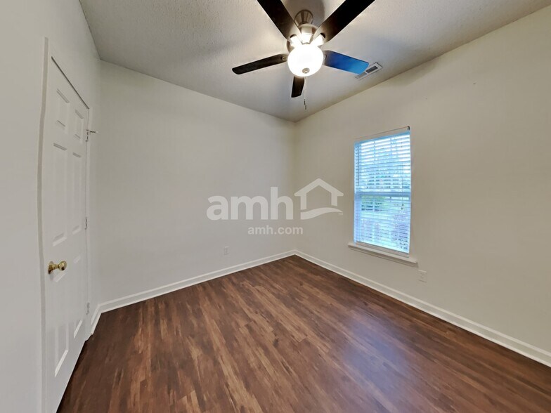 Building Photo - 19504 Tryon St