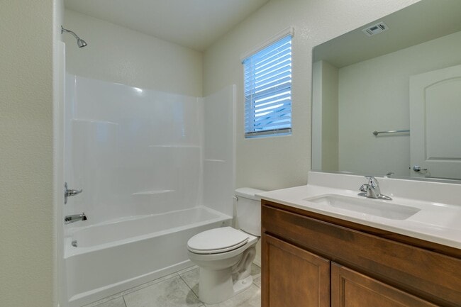 Building Photo - GORGEOUS TOWNHOME*UPGRADED*ALL APPLIANCES*...
