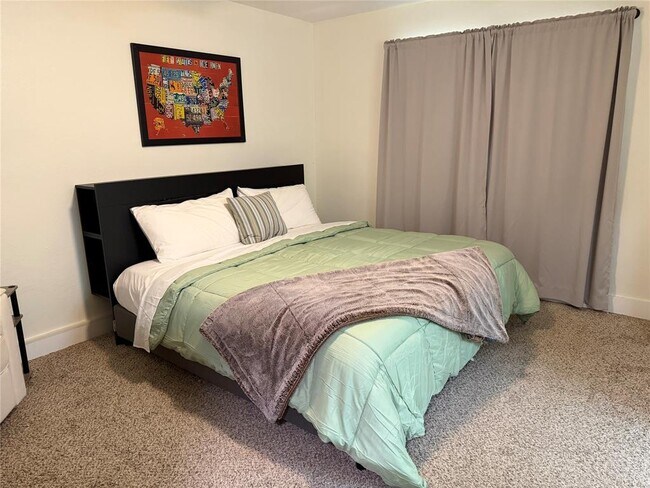 Building Photo - 1900 Dauphine Cove