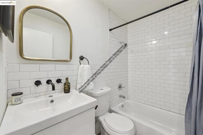 Building Photo - 3360 Arizona St