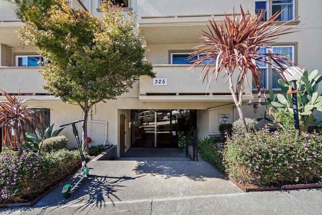 Building Photo - Updated Condo Steps from Lake Merritt with Parking and Utilities Included
