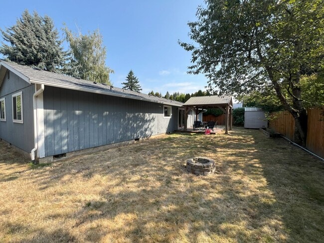 Building Photo - Spacious Yet Cozy 3BR/2BA Home with Garage...