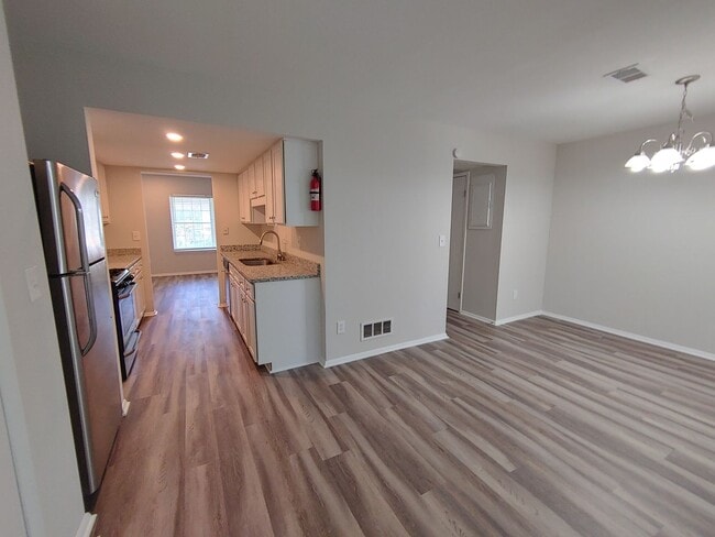 Building Photo - Charming 3 Bdrm/2 Bath Townhome - Available Now!