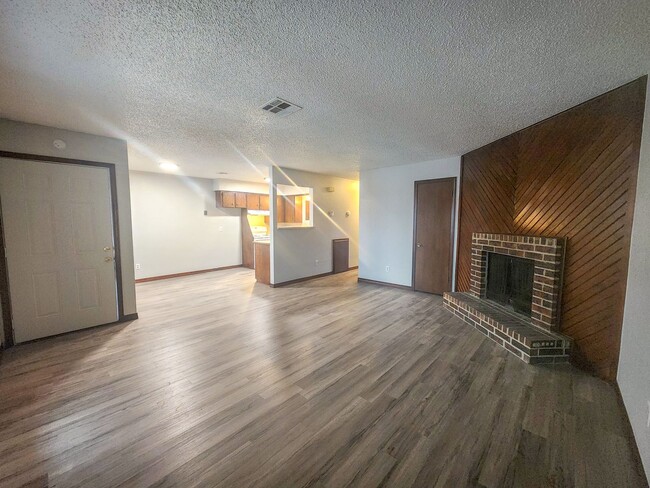 Building Photo - 4104 N Market Ave
