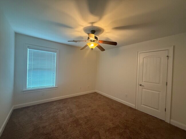 Building Photo - 2423 Deer Run Ct