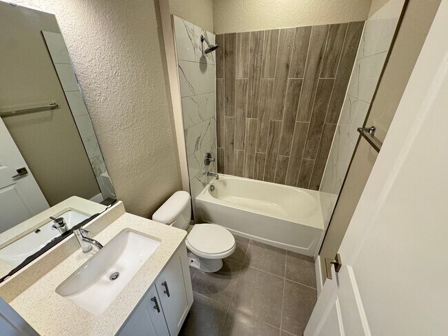 Building Photo - $500 OFF OF A MONTH OF RENT! Beautiful 4BD/2BA Home in Poinciana – No HOA Approval Needed! Pets W...