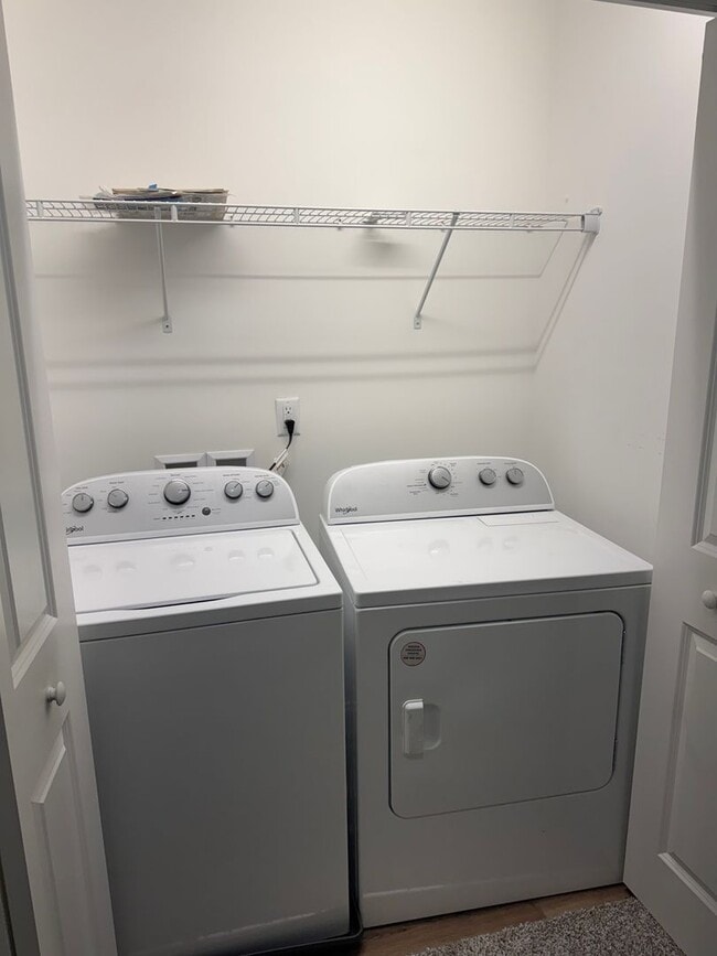 Building Photo - 1006 10th Ave NE