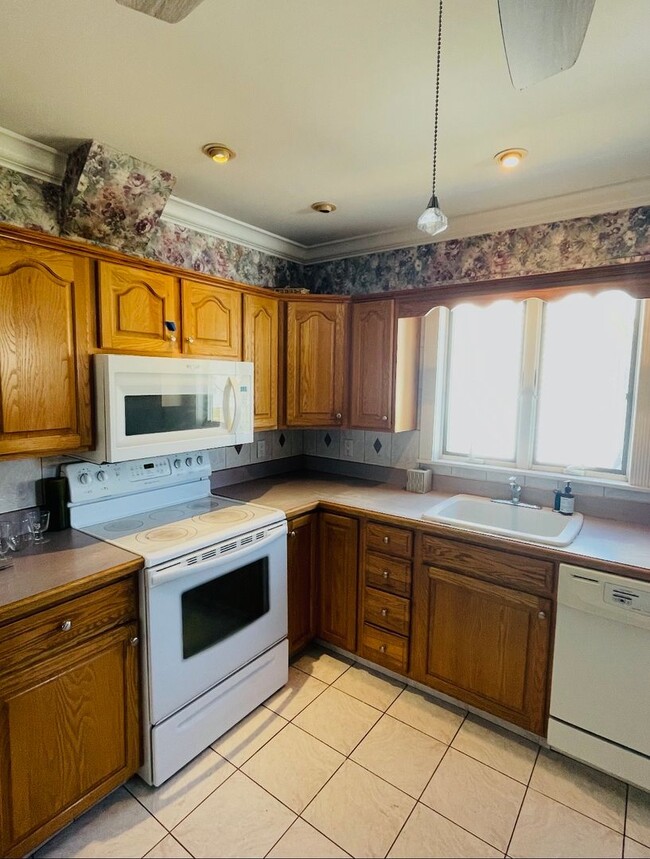 Building Photo - Single Family Home Available in Schenectady, NY!