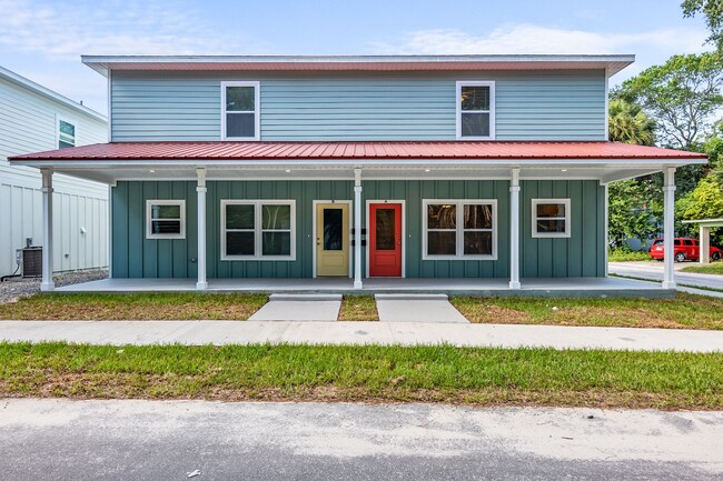 Building Photo - Luxury Townhome Living for UF Students