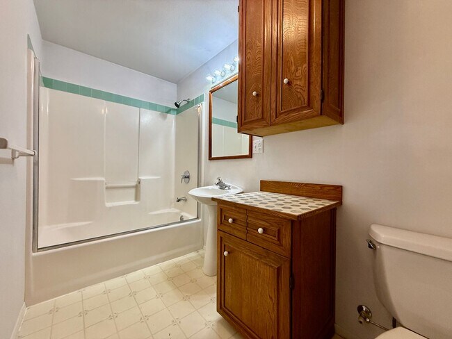 Building Photo - SCHEDULE A SHOWING TODAY TO VIEW THIS CHARMING APRATMENT IN PRINEVILLE!!