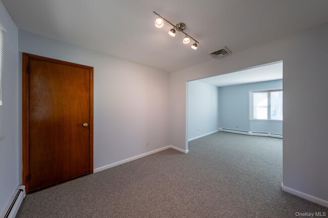 Building Photo - 831 Sycamore Ave