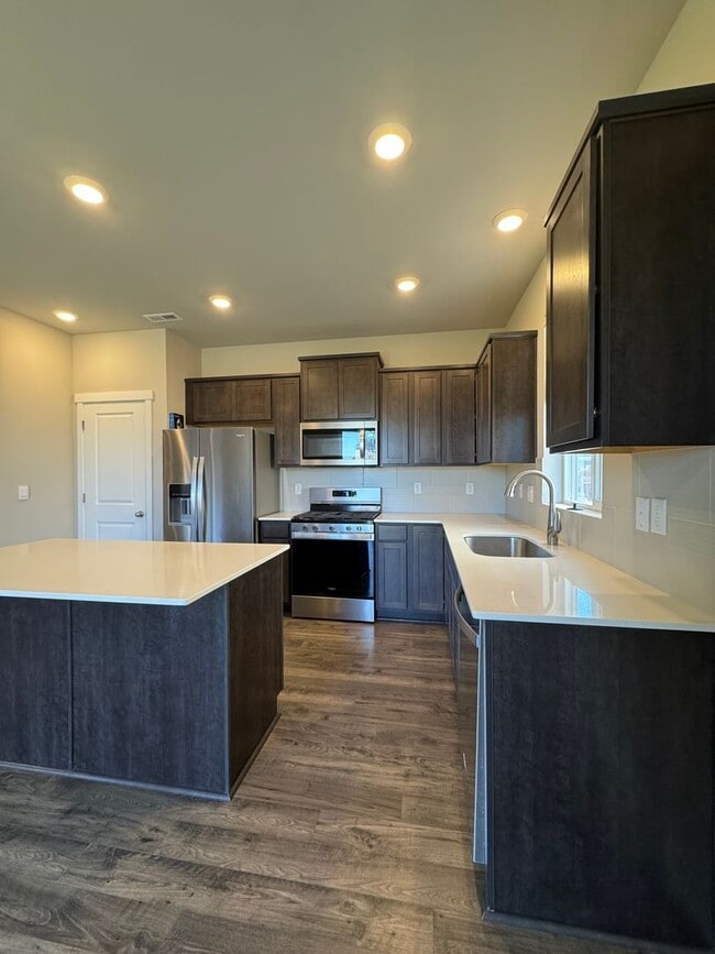 Building Photo - Modern 4-Bed Home for Rent