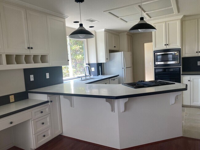 Building Photo - Beautiful Lakefront Home in the Vineyard! ...