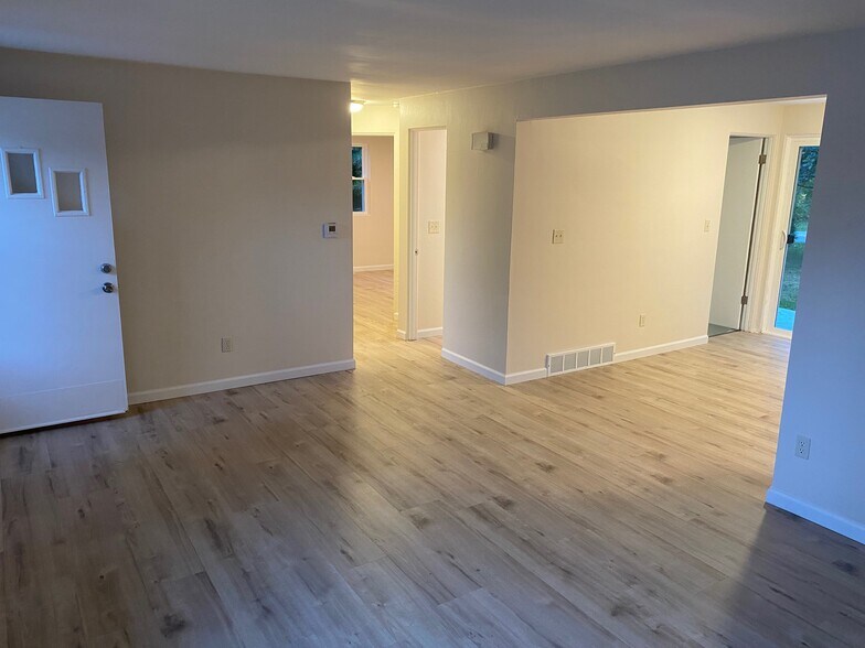 LARGE FAMILY ROOM - 2218 Midland Dr