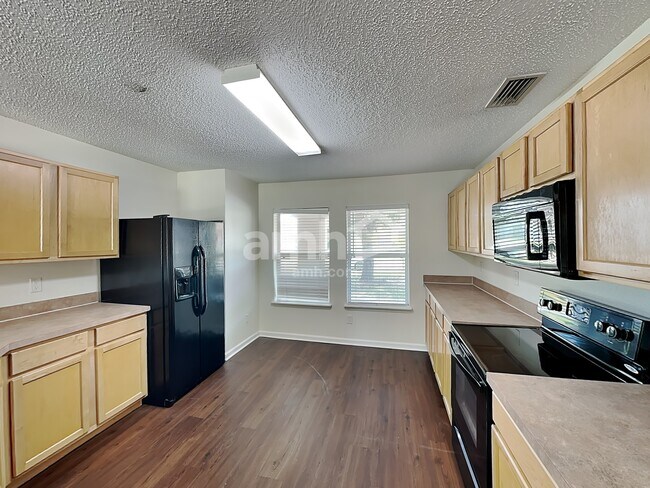 Building Photo - 41 Rose Dr