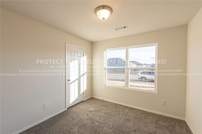 Building Photo - 916 E Bunting St