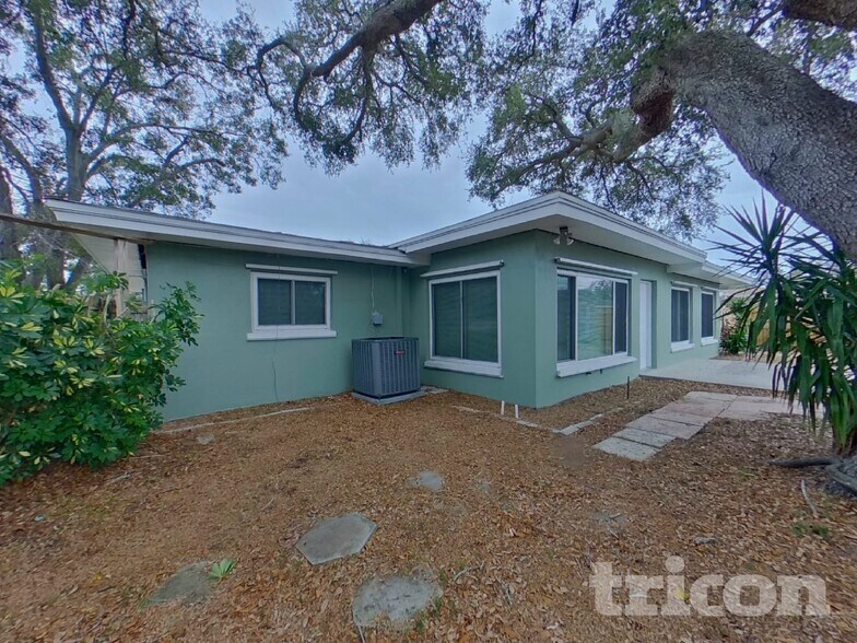 Building Photo - 2020 Magnolia Dr