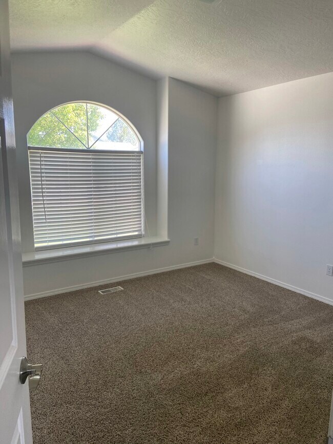 Building Photo - 1745 Challis Dr