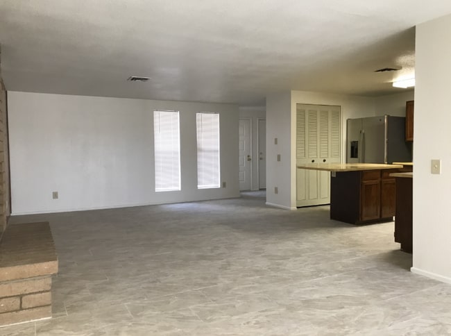 Building Photo - Chandler 3 Bedroom 1.75 Bathroom - Fireplace