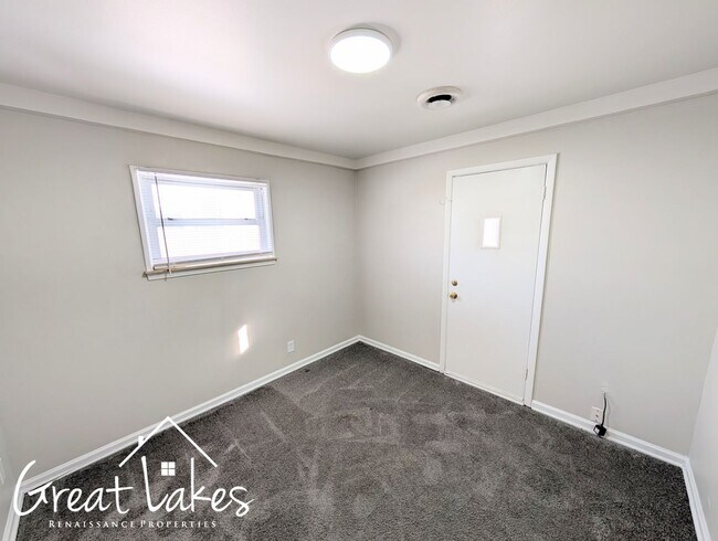 Building Photo - Cozy 2 Bedroom 1 Bathroom now available fo...